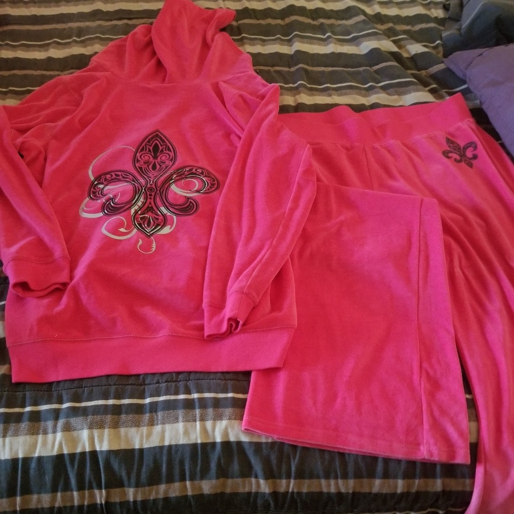 Torrid outfit..Lily flower emblem
